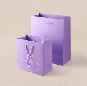 Luxe Paars Folie Logo Kraftpapier Winkelen Carry Gift Bag Custom Gedrukt Papieren Zakken Met Handvat
