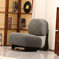 Fauteuil de salon moderne rembourré avec base en bois massif, idéal pour salon et hôtel