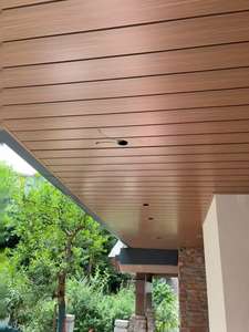 Componentes de revestimiento de grano de madera impermeables Panel de arco de aluminio Fascia de ventilación de lengüeta y ranura de cubierta para azulejos de techo - Product Image 4