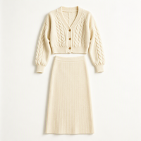 Ensemble deux pièces pour femme avec logo personnalisé OEM : pull en maille épaisse à col en V et jupe à rayures verticales, collection automne-hiver
