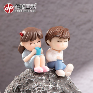 ตุ๊กตาคู่รักการ์ตูนขนาดเล็ก D1384 ของตกแต่งโต๊ะในร่ม จัดแสดงในห้องนั่งเล่น - Product Image 3