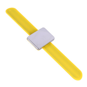 Bracelet magnétique professionnel en plastique durable, outil multifonctionnel pour coiffeur - Product Image 4