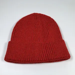 ओईएम गर्म बिक्री उच्च गुणवत्ता लोकप्रिय फैशन ऐक्रेलिक यूनिसेक्स रंगीन सादा गर्म बीनी कस्टम लोगो लाल शीतकालीन टोपी