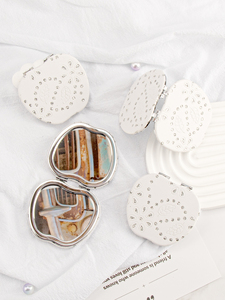 Miroir de poche compact en forme de pomme, en cuir PU blanc, avec motif feuille en relief, strass scintillants, double face, verre HD - Product Image 1