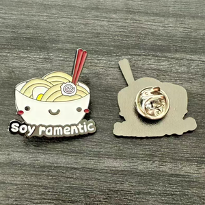 Ingrosso Spille in Metallo Smaltate a Tema Cartoni Animati, Spille Carine a Forma di Noodle, Sushi, Uovo Fritto, Accessori, Regali e Souvenir - Product Image 1