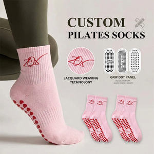 Chaussettes de Pilates pour femmes personnalisées, fabrication BiLu, design gratuit, livraison rapide, chaussettes antidérapantes rose bonbon pour le yoga et le Pilates - Product Image 2