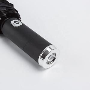 Ombrello pieghevole 3 ombrello con illuminazione a <span class=keywords><strong>LED</strong></span> con maniglia automatica impermeabile antivento con torcia elettrica - Product Image 4