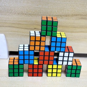 Mini cubo de Rubik de 3 cm, juguete de rompecabezas mágico 3X3 para niños de 5 a 7 años, regalo educativo unisex - Product Image 2