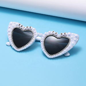 Occhiali da Sole Divertenti di <span class=keywords><strong>Buona</strong></span> Qualità per Feste Nuziali, Accessori Regalo per Damigelle e Spose, Occhiali a Forma di Cuore con Perle - Product Image 1