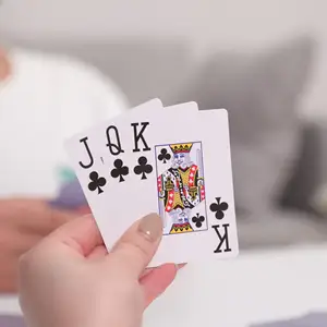 Kartu desain kustom inti putih Tiongkok untuk membunuh waktu bermain kartu dan permainan poker warna-warni permainan dewasa semua usia kartu bermain