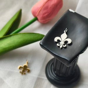 Ciondolo Fleur de Lys Placcato Oro 18k, Simbolo della Scoutismo, Charm con Emblema di Heraldica, Gioiello in Stile Antico - Product Image 3