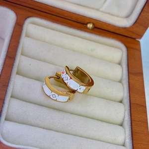 Elegante 18 Karat vergoldete Ohrstecker mit <span class=keywords><strong>M</strong></span>-Buchstabe, schlichter sommerlicher geometrischer Ohrschmuck für Damen, Kreolen im Luxusdesign - Product Image 6