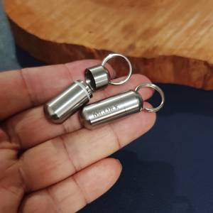 Usine créative 3d porte-clés en métal étui à pilules de voyage personnalisé porte-clés en gros en acier inoxydable mini boîte à pilules en métal porte-clés - Product Image 2