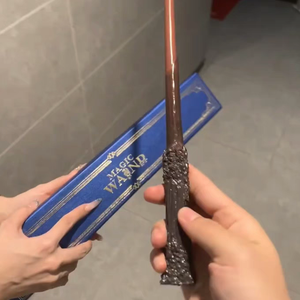 Varita de Juguete Lanza Llamas, Proyectiles de Fuego para Cosplay, Lanzamiento de Hechizos, Accesorio Mágico de Metal Seguro e Interactivo para Magia de Cerca - Product Image 4