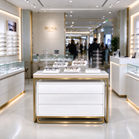 Meuble à lunettes blanc avec finition bois, cadre métallique doré, trois tiroirs, support en acrylique, pour comptoir de magasin d'optique, certifié CE ETL