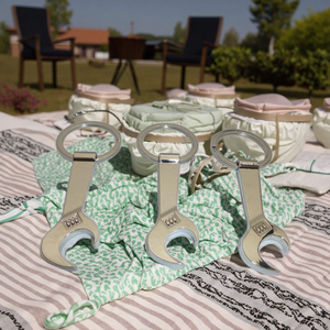 Biểu Tượng Tùy Chỉnh Laser Khắc Cổ Điển Cờ Lê Cờ Lê Thiết Kế Kẽm Hợp Kim Mở Chai Với Keychain Khuyến Mại Mở Bia - Product Image 3