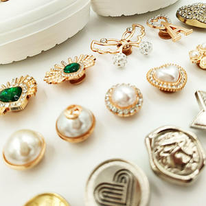 Charmes <span class=keywords><strong>de</strong></span> sandale <span class=keywords><strong>de</strong></span> créateur Sabots Chaussures Logo <span class=keywords><strong>de</strong></span> <span class=keywords><strong>marque</strong></span> <span class=keywords><strong>de</strong></span> <span class=keywords><strong>luxe</strong></span> Charme <span class=keywords><strong>de</strong></span> sandale Boucle <span class=keywords><strong>de</strong></span> chaussure en métal Décorations <span class=keywords><strong>de</strong></span> chaussures Charmes <span class=keywords><strong>de</strong></span> créateur - Product Image 4