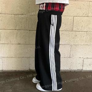 Pantalones de chándal anchos y holgados personalizados para hombre con estampado de rayas y letras, logo y doble cintura, estilo jogger acampanado - Product Image 4