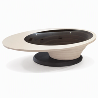 Table basse asymétrique sculpturale pour salon, corps laqué crème, insert ovale en verre fumé, piétement à niveaux, base anthracite