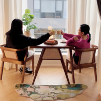 Table à manger carrée moderne en bois massif avec design écologique, construction durable et garantie de 10 ans pour les salles à manger à domicile