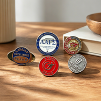 Badges d'affaires de haute qualité, épingles de revers personnalisées, imitation émail, lettres gravées, plaqué or, lavables