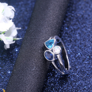 Anello con pietre irregolari a tre colori per donna, gioiello artistico unico da indossare sul dito, accessorio alla moda per tutti i giorni e per le feste - Product Image 2