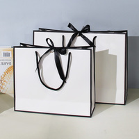 Sacs de courses en carton recyclable de luxe personnalisés de haute qualité avec poignées longues imprimées pour chaussures et chaussettes – Vente en gros
