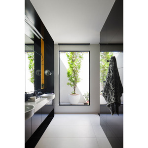 Solución de Interior para Baño de Diseño Minimalista en Villa con Estructura de Acero Ligero - Product Image 1