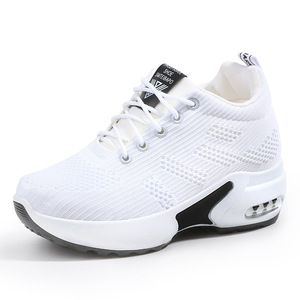 รองเท้ากีฬาผู้หญิงสีขาวตาข่ายระบายอากาศดี สไตล์ลำลอง เสริมส้นแบบซ่อน เพิ่มความสูง เหมาะสำหรับเดิน ดีไซน์ใหม่สำหรับฤดูใบไม้ร่วง - Product Image 1