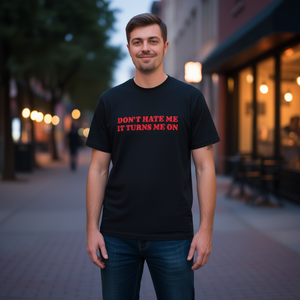 T-shirt Don't Hate Me IT Turns Me On, testo nero e rosso, divertente, ironico, sarcastico, maglietta meme, regalo scherzoso - Product Image 1