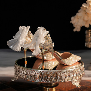 Chaussures de mariée classiques à talons hauts à bout pointu avec nœud et paillettes - Product Image 1