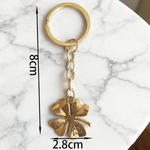 سلسلة مفاتيح معدنية على شكل ورقة البرسيم رباعية الأوراق بالجملة، تميمة حظ سعيد، حلقة مفاتيح مخصصة بشعار محفور، هدية بتشطيب ذهبي وفضي - Product Image 2