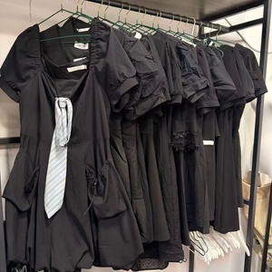 Gonna Corta Classica da Donna in Cotone Morbido Nera Elegante Usata - Seconda Mano, Stile Casual Estivo, per Donna - Negozio dell'Usato - Product Image 4