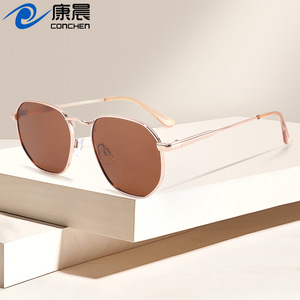 Lunettes de soleil polarisées Kangchen pour femme, monture noire, verres TAC UV400, protection solaire classe 2, idéales pour les voyages et la mode - Product Image 2