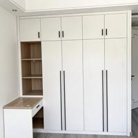 Armoire minimaliste à étagères ouvertes en bois naturel blanc, style Japandi, pour chambre d'hôtel, en bouleau et teck, couleur sauge