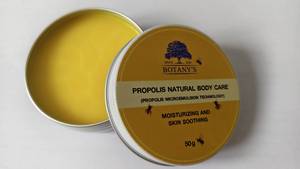 Le soin naturel du corps à la propolis BOTANICAL est un hydratant de qualité supérieure à base de plantes formulé à l'aide de la technologie de la microémulsion de propolis. - Product Image 3