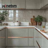 Cuisines modernes brillantes avec armoires blanches et comptoir noir aux coins arrondis, îlots de cuisine noir et blanc sans évier