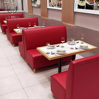 Ensemble de meubles de restaurant moderne, canapé en cuir rouge, chaises en bois avec coussin rouge, table en bois pour café