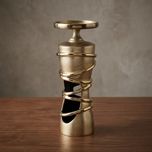 Lanterne cylindrique dorée Garden Glow avec design en maille pour la décoration de la maison, luminaire suspendu en métal durable - Product Image 3