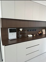 Buffet moderne, armoire de rangement en bois sur mesure avec éclairage LED et porte vitrée pour salle à manger