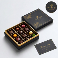 Boîte à chocolat en papier texturé noir recyclable haut de gamme, finition mate douce au toucher, gaufrage, séparateur personnalisable, plateau blister