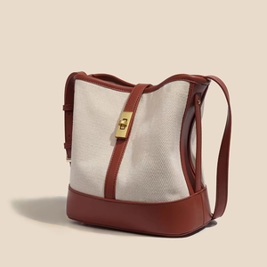 Bolso de Hombro Tipo Hobo de Cuero PU Personalizado con Hilo Teñido y Contraste de Color, Fabricación OEM y ODM, Exportación Profesional de Moda Femenina - Product Image 4