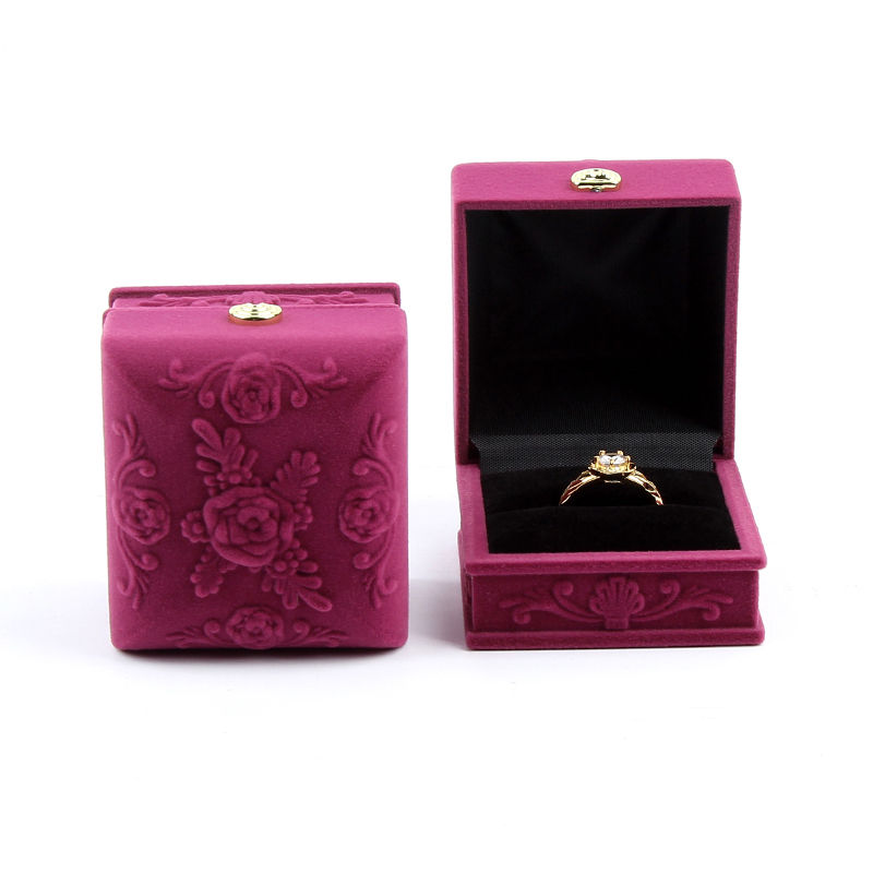 Caja de anillo rosa