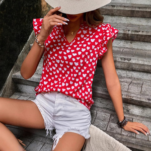 Chemisier imprimé cœur rouge pour femmes, haut à manches courtes à volants et col en V, chemise décontractée à coupe ample, tunique d'été mignonne pour un usage quotidien et en vacances - Product Image 3