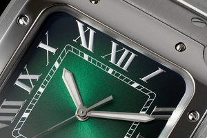 Un elegante reloj mecánico automático con una esfera con diseño de sol en degradado verde y una ventana para el calendario. - Product Image 2