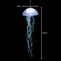 Luminaires suspendus effet méduse scintillante pour estomper les reflets des plafonds acoustiques carrelés, idéaux pour les boutiques de vêtements de marié et les présentoirs de sol pour les fêtes.