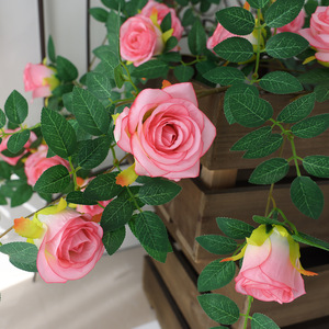Guirnalda de Rosas Artificiales de 1.9 m, Guirnalda de Flores de Rosa Colgante de Seda para Decoración de Bodas, Fiestas, Jardines y Hogar - Product Image 4