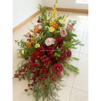 Arrangement de rangée de fleurs de jardin de roses fards à joues orange roses pilier de mariage bordeaux tonnelle de fleurs toile de fond de fête de mariage