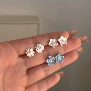 Orecchini a perno da donna con fiore in resina, piccoli, semplici ed eleganti, gioielli in miniatura, idea regalo - Product Image 4