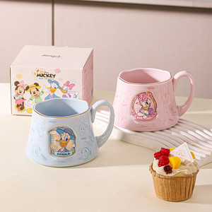 Tasse en céramique mignonne de la série badges Mickey et Minnie - Tasse à café de dessin animé pour couples, tasse à petit-déjeuner en céramique de haute qualité, idéale comme cadeau - Product Image 2